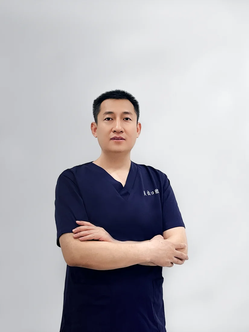 王亚锋副主任医师 / 特聘种植医生形象照